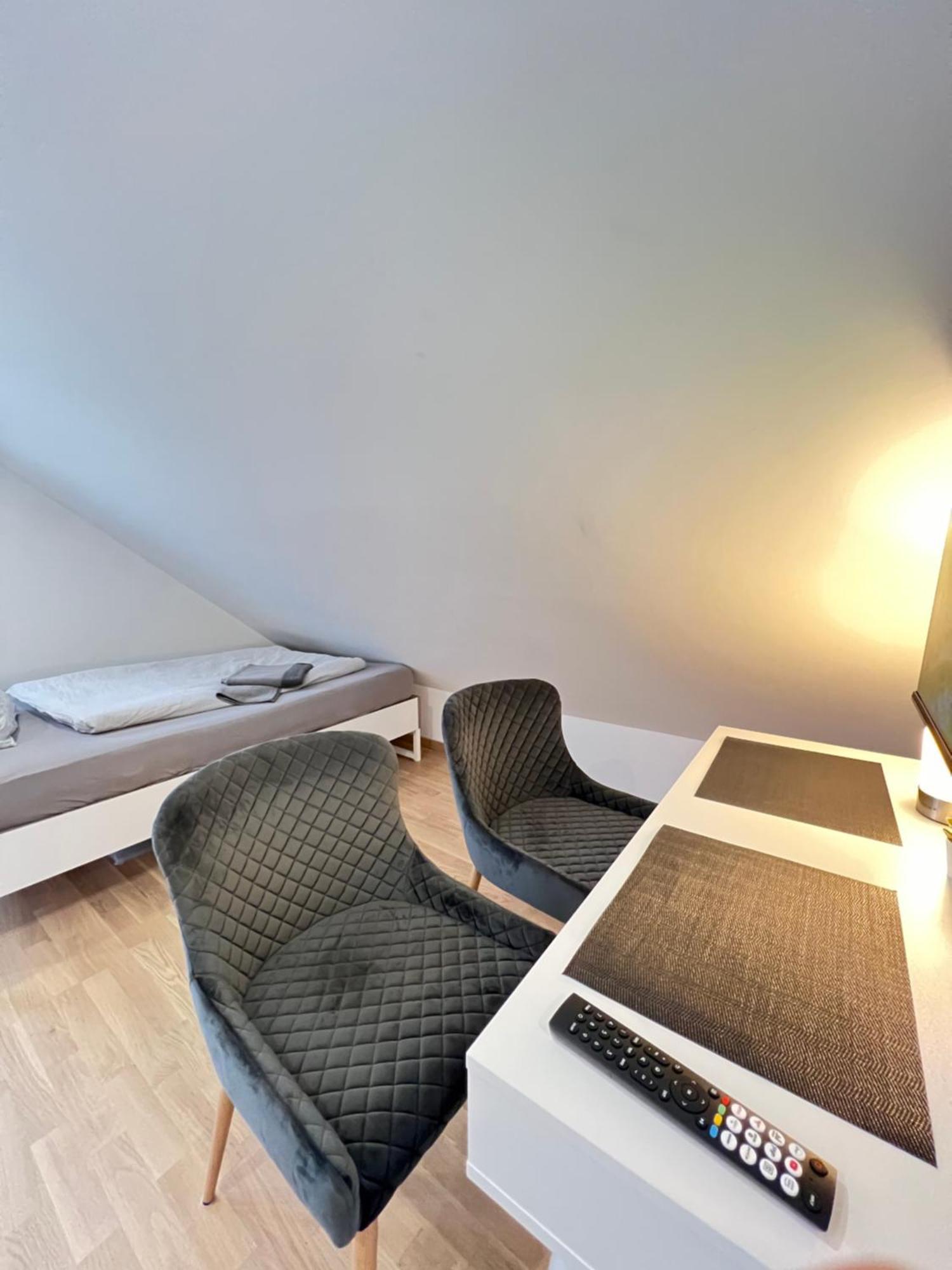 Charmantes Studio-Apartment Im Herzen Von Neureut - Fussbodenheizung, Regendusche, Waschmaschine, Stellplatz Karlsruhe Extérieur photo