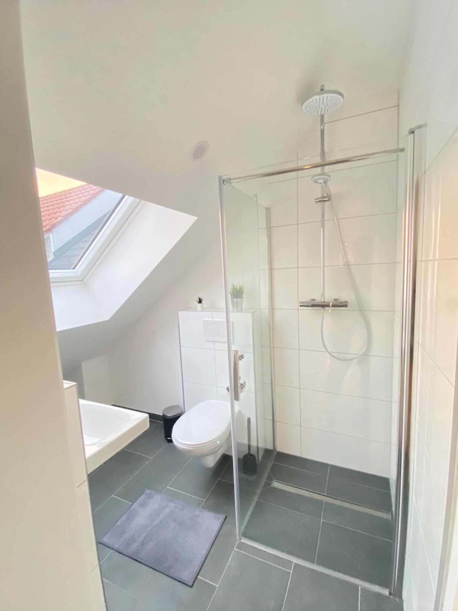 Charmantes Studio-Apartment Im Herzen Von Neureut - Fussbodenheizung, Regendusche, Waschmaschine, Stellplatz Karlsruhe Extérieur photo